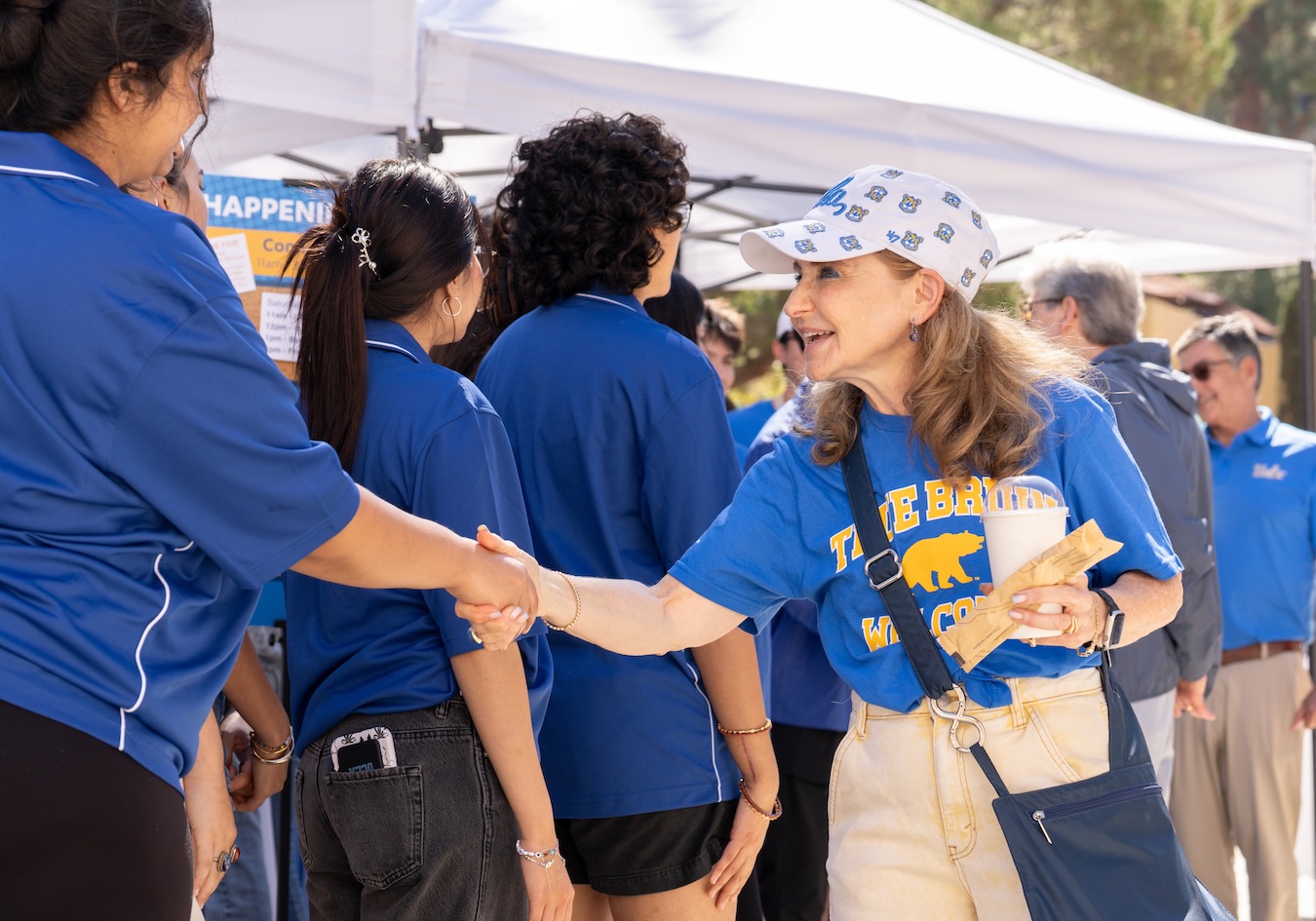 Move-inKnaul shaking hands with a volunteer