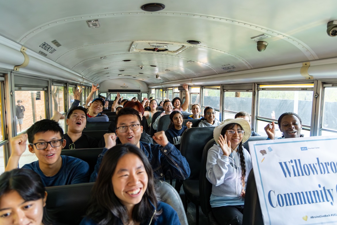 Volunteer-Bruins cheering on bus