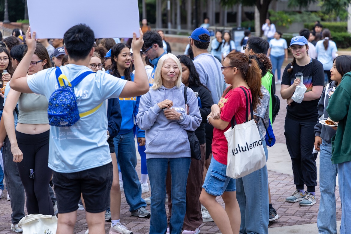 Volunteer-Students gathering to volunteer 3