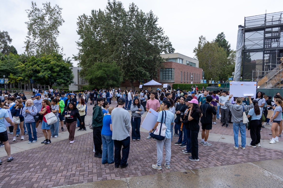 Volunteer-Wide shot students in Bruin Plaza