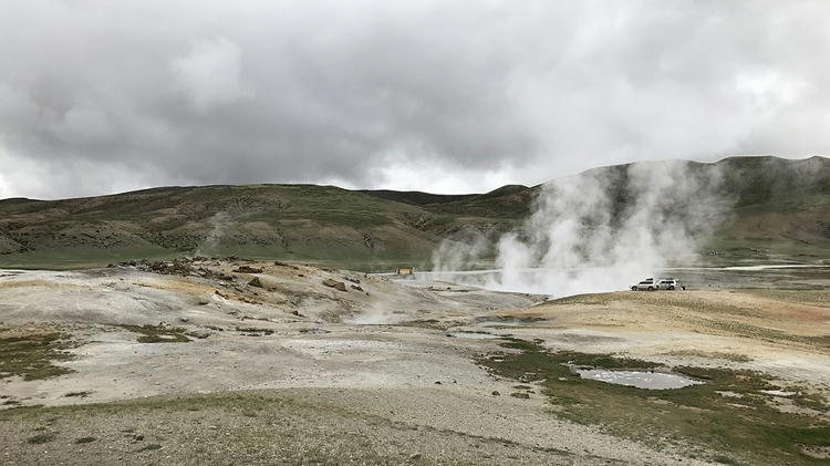 Sampling geothermal area on the Tibetan Plateau