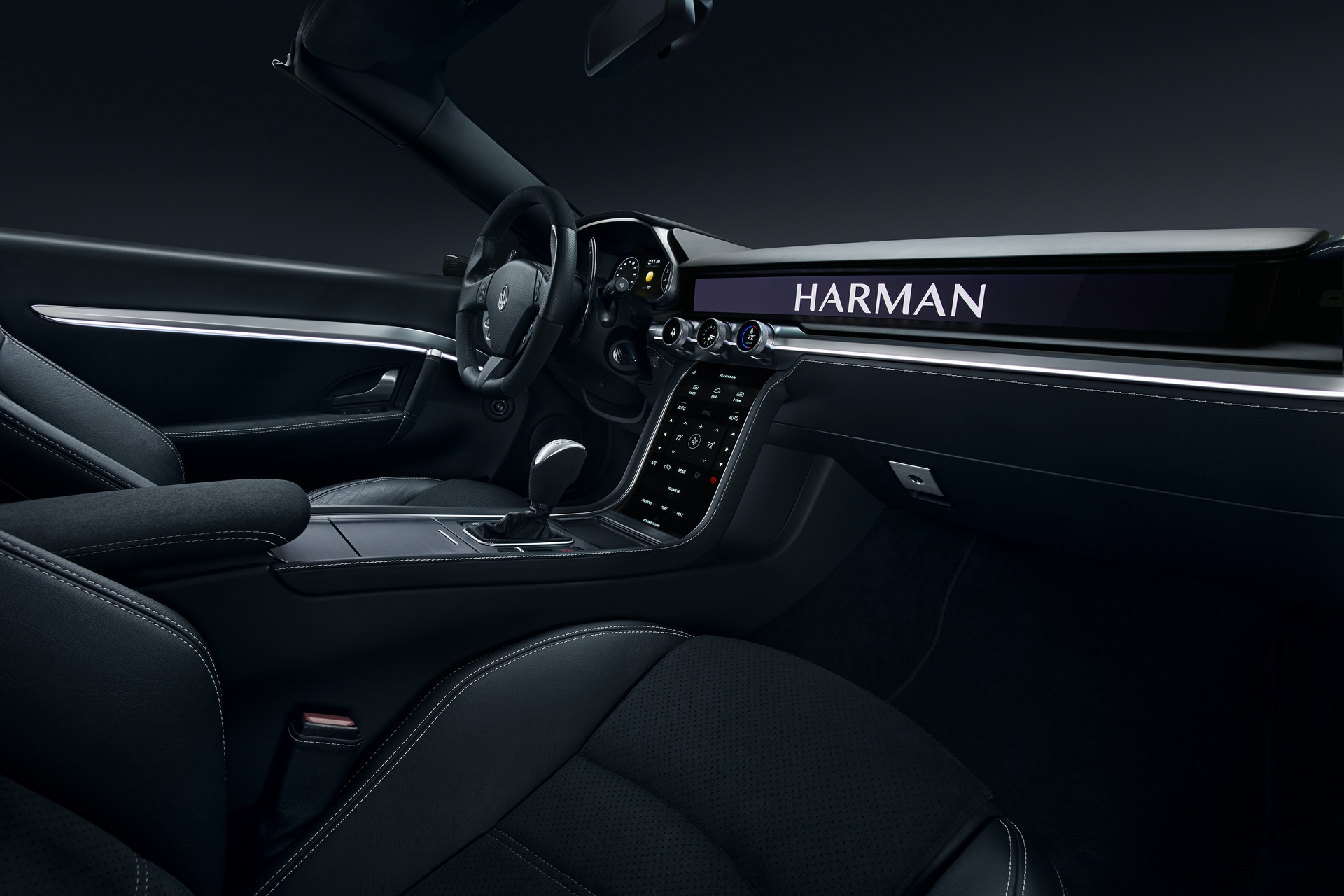 0014_Full_Dash_Interior_Screen_Down