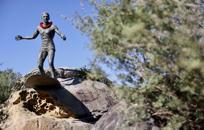 The bronze statue of Duke Kahanamoku at Freshwater Beach was adorned with red carnation lei, a lei he often wore as Hawaiʻi's official ambassador of aloha. SYD 20th 9