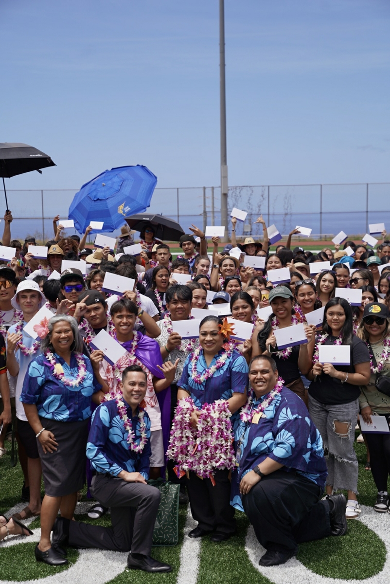 Hawaiian Airlines employees joined the Lahainaluna Class of 2024 for a celebratory group shot. HAL02159