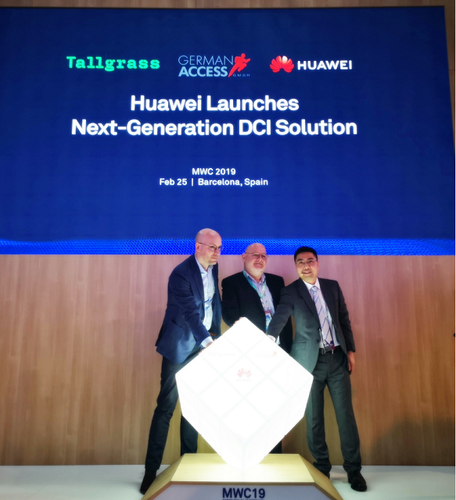 From left to right: Reindert Hommes, CEO of the Netherlands' Tallgrass , Lothar Frischholz, CTO of German Access, Chen Wenbo, Vice President of Huawei Enterprise Transmission Network Product Line