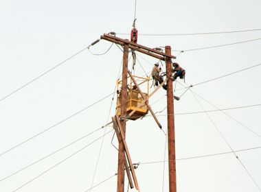 Crews Work to Restore Power Amid Erskine Fire