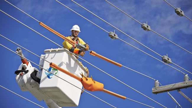 Duke-Energy-Lineman-At-Work01