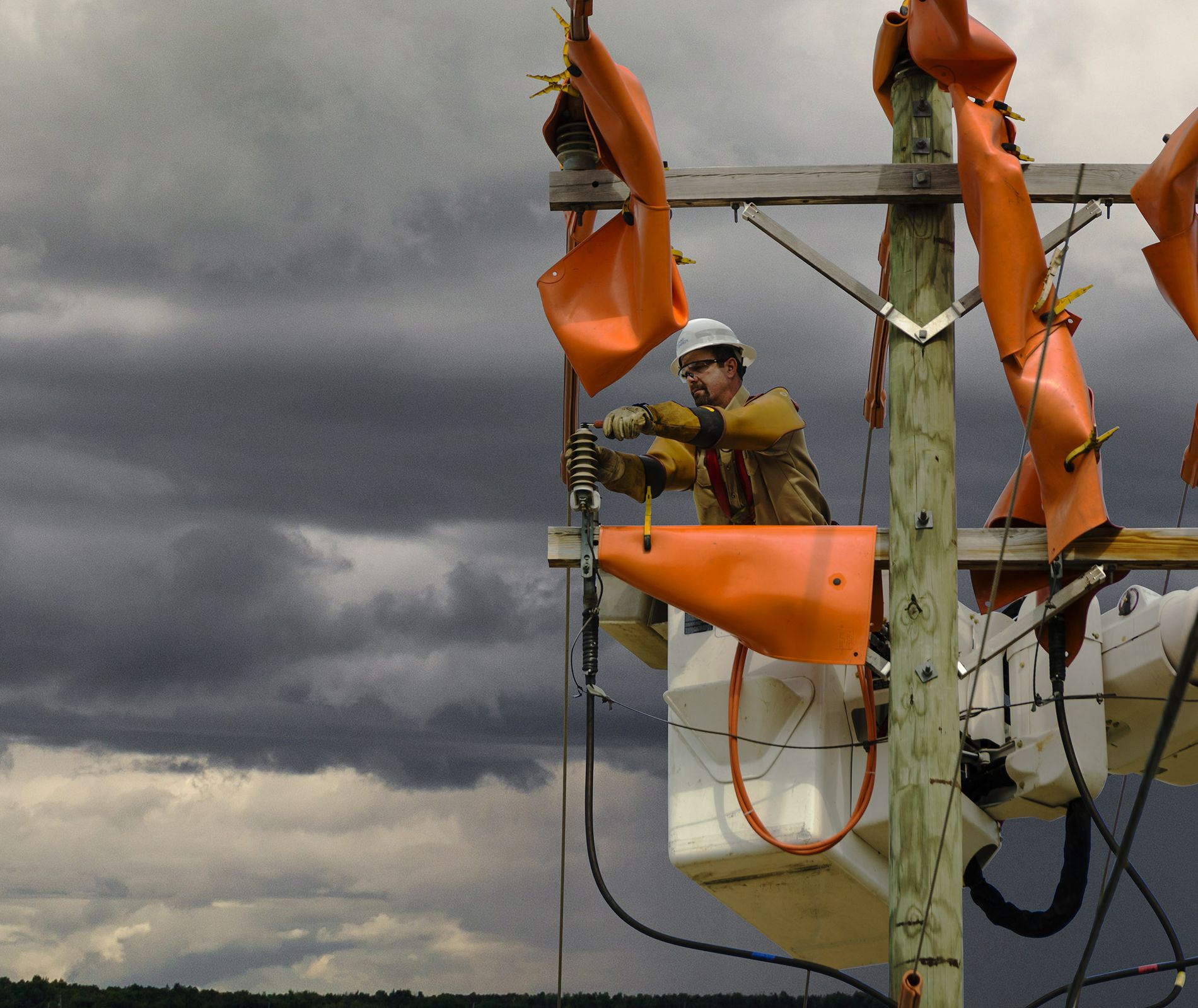 Duke Energy restores power to more than 100,000 customers as Hurricane ...