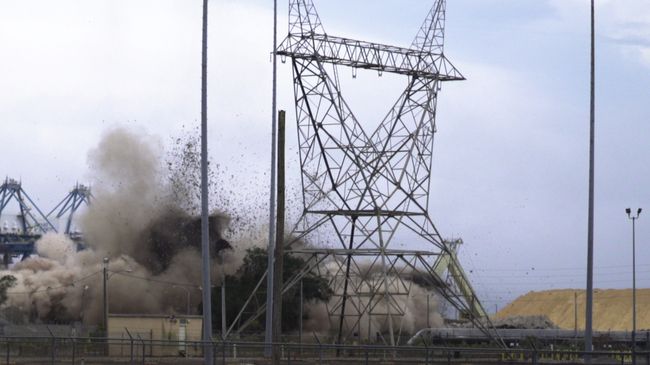 Crystal River Stacks Implosion08