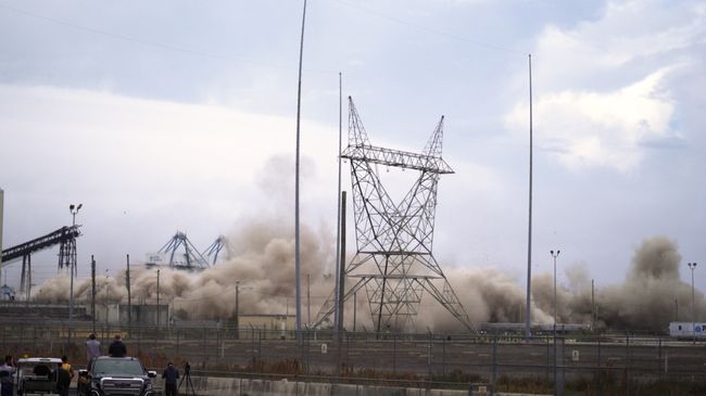 Crystal River Stacks Implosion05