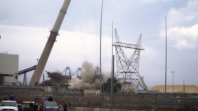 Crystal River Stacks Implosion02