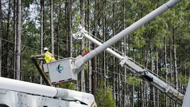Las cuadrillas de Duke Energy evalúan la magnitud de los daños y restablecen la energía de miles de clientes en las Carolinas