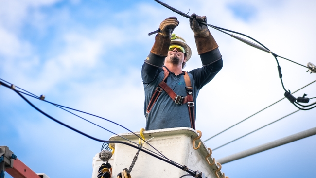 Duke Energy Florida restaura el suministro eléctrico de varios condados afectados por el huracán Milton; el número de clientes sin electricidad disminuye de 1 millón a aproximadamente 105,000