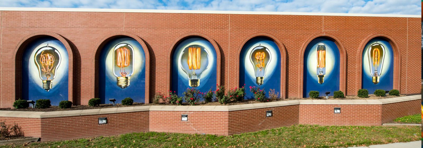 Giant lightbulbs help beautify Cincinnati