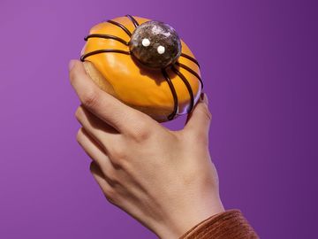 DNK02418_SpiderDonut_lifestyle_RightHand_RGB DNK02418_SpiderDonut_lifestyle_RightHand_RGB