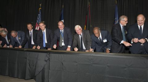 Airbus_A350_ACCE_Event_-_Signing_100000th_part