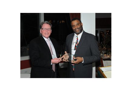 Dr. Thomas receives 2011 Dean’s Award