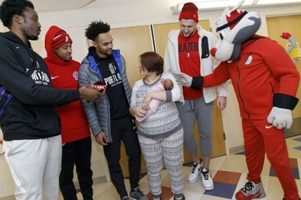 2018 Blazers visit Doernbecher for the holidays