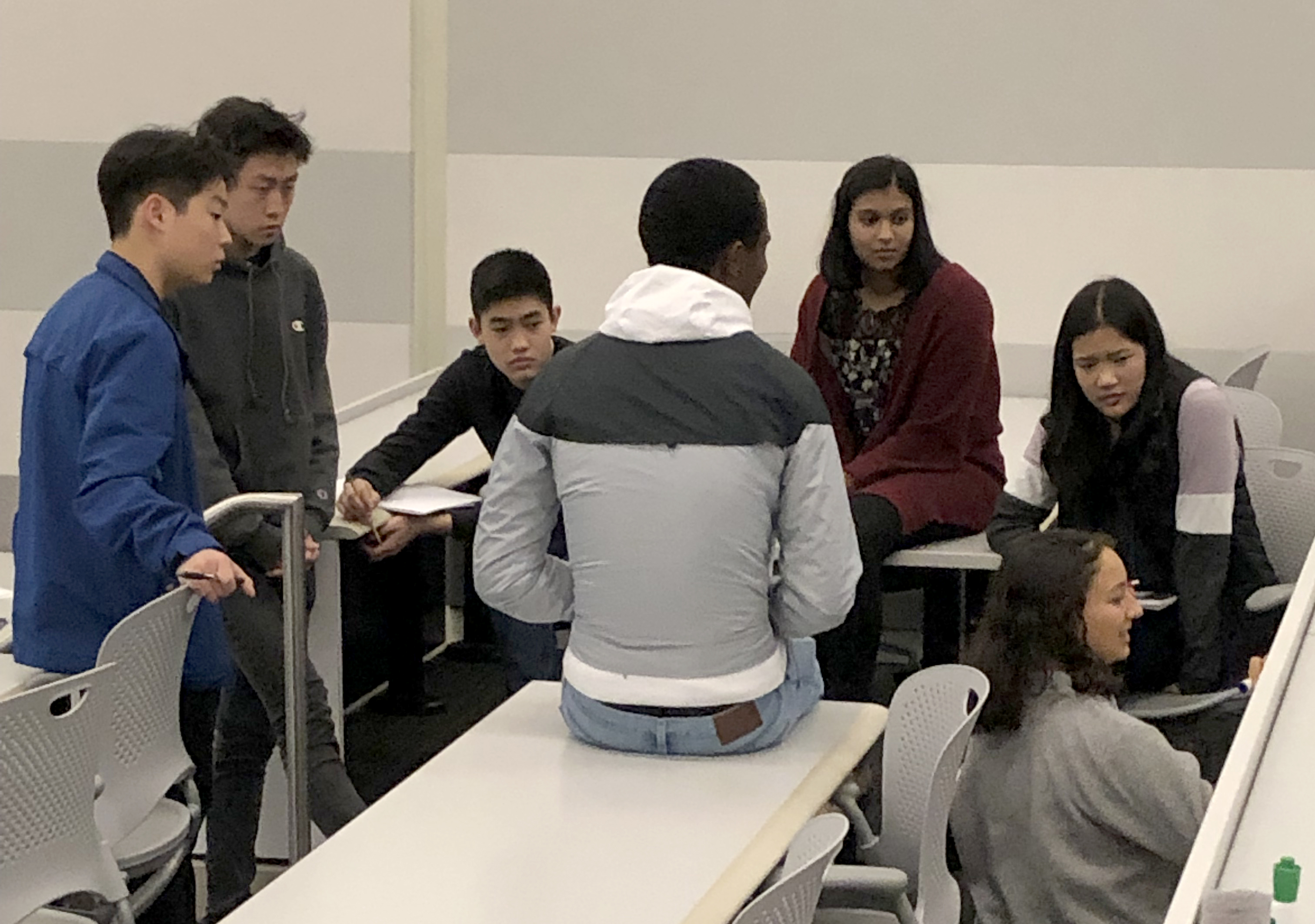 The program receives more than 200 applications each year for no more than 50 slots – PSI is offered to students from diverse backgrounds and socioeconomic statuses at no cost to them; all high school sophomores and juniors within commuting distance to OHSU are invited to apply. (OHSU) PSI students discussing research