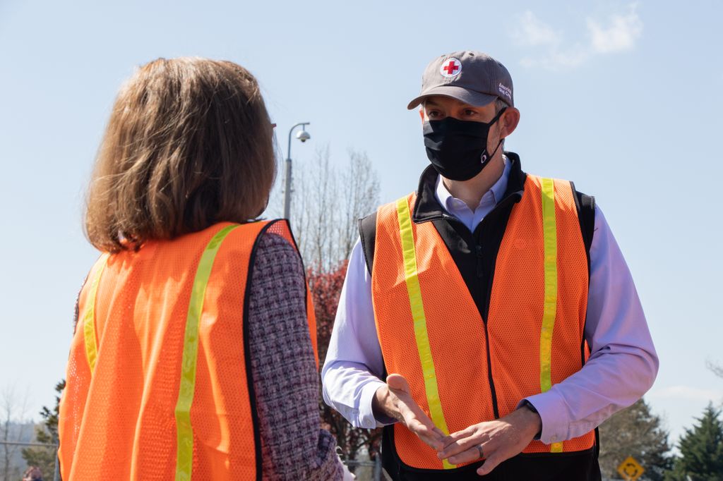 Oregon Governor visits PDX vaccination site