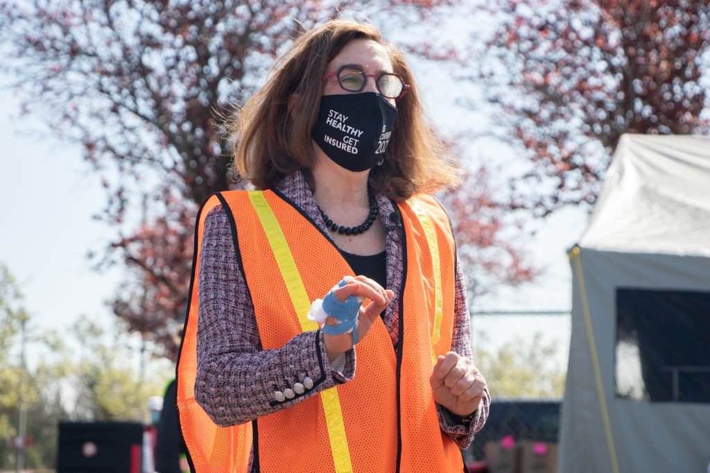 Oregon Governor visits PDX vaccination site