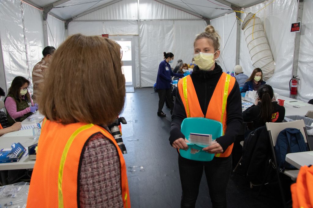 Oregon Governor visits PDX vaccination site