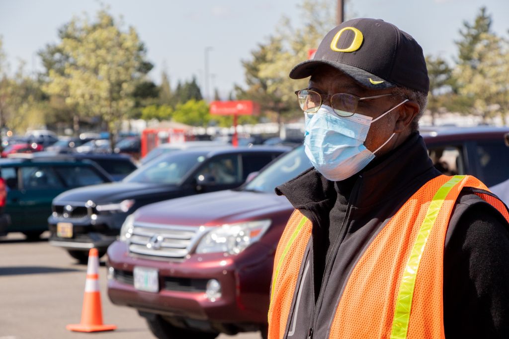 Oregon Governor visits PDX vaccination site