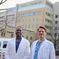 Un equipo lleva adelante la primera cirugía de la columna vertebral en una paciente despierta en OHSU