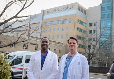 Un equipo lleva adelante la primera cirugía de la columna vertebral en una paciente despierta en OHSU