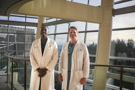Un equipo lleva adelante la primera cirugía de la columna vertebral en una paciente despierta en OHSU