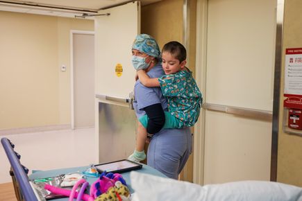 Especialista en vida infantil de OHSU presta un servicio que le cambia la vida a un paciente pequeo que vive con una afeccin espinal crnica