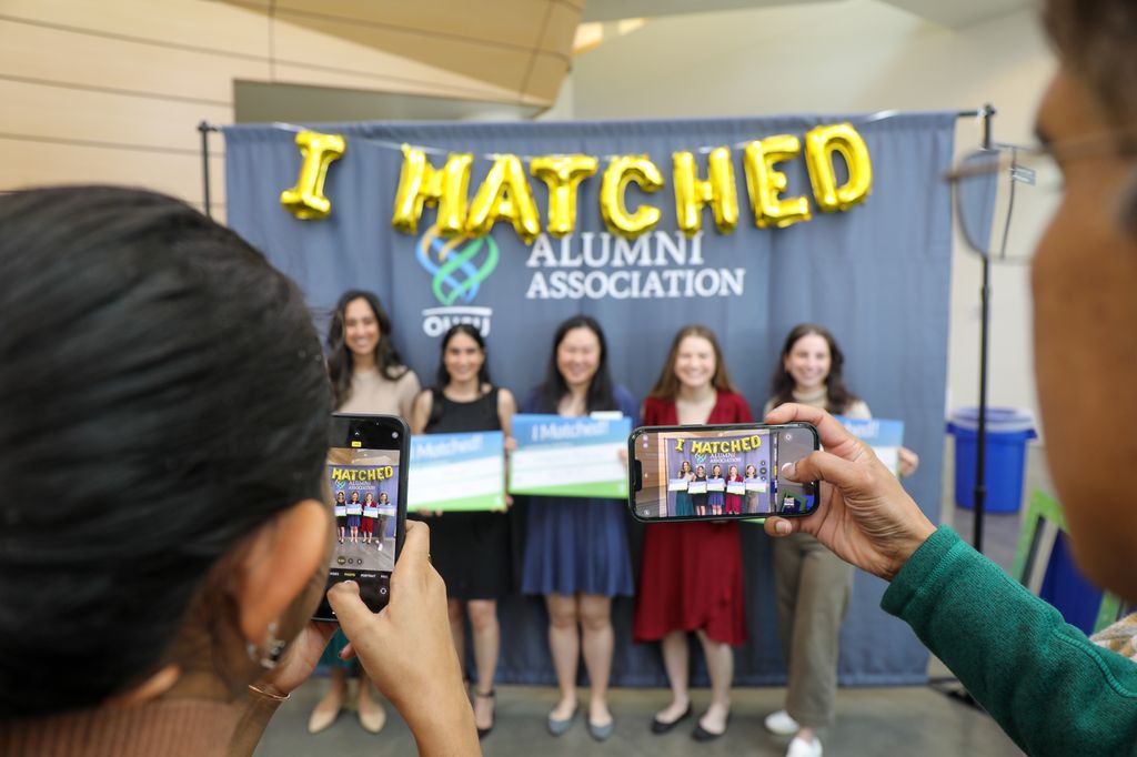 Estudiantes de medicina de OHSU posan junto a sus familias y disfrutan el momento posterior a haber conocido, el viernes 17 de marzo de 2023, donde continuará la siguiente etapa de sus carreras. El porcentaje de OHSU en el Match Day de 2023 fue del 100%, lo que significa que todos los estudiantes de medicina tienen un lugar en un programa de residencia. (OHSU/Christine Torres Hicks)