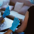 Estudio global revela que algunas mujeres tienen períodos menstruales más abundantes después de la vacunación contra el COVID-19