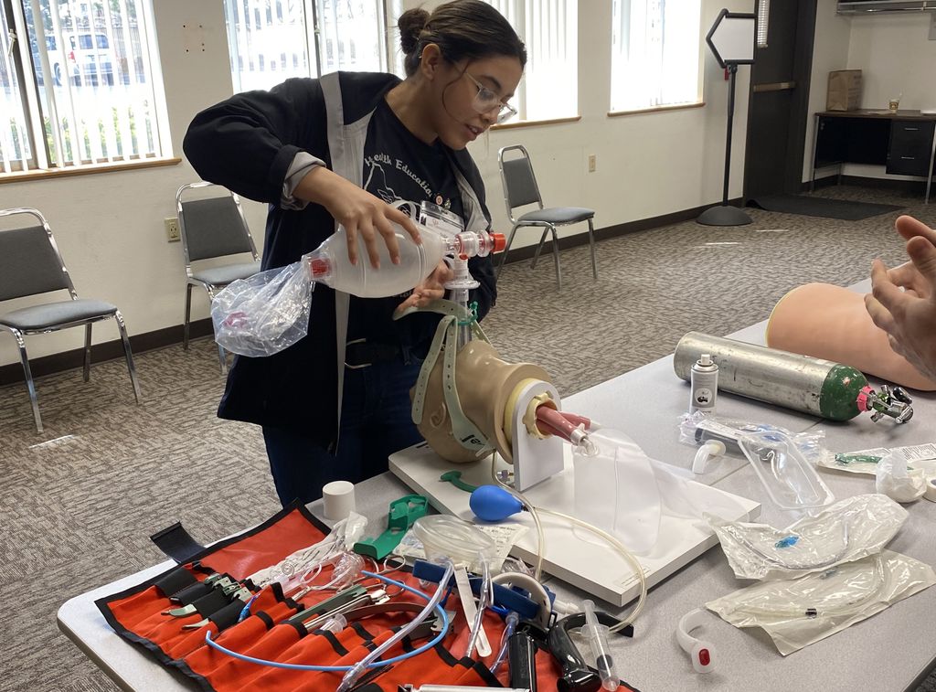 Estudiantes de escuelas secundarias acceden a experiencia práctica en atención médica en el campamento de MedQuest de marzo en The Dalles. Hace más de 30 años se crearon los campamentos de MedQuest para alentar a los jóvenes interesados en carreras en salud, a la luz de la escasez de personal. Hoy siguen cumpliendo el mismo propósito, al darles a los estudiantes de escuelas secundarias de zonas rurales de Oregon la posibilidad de acompañar y observar a profesionales de atención médica e intentar diferentes procedimientos. (Foto aportada)