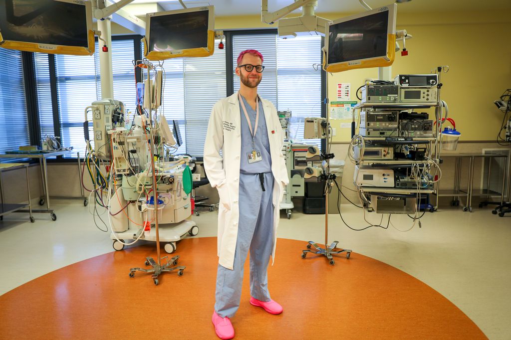 El Dr. Blair Peters, profesor adjunto de cirugía en OHSU School of Medicine y cirujano plástico especializado en afirmación de género como parte del programa de salud transgénero de OHSU, obtuvo muestras de tejido nervioso del clítoris de siete personas transmasculinas que accedieron voluntariamente al someterse a una cirugía genital de afirmación de género. (OHSU/Christine Torres Hicks)