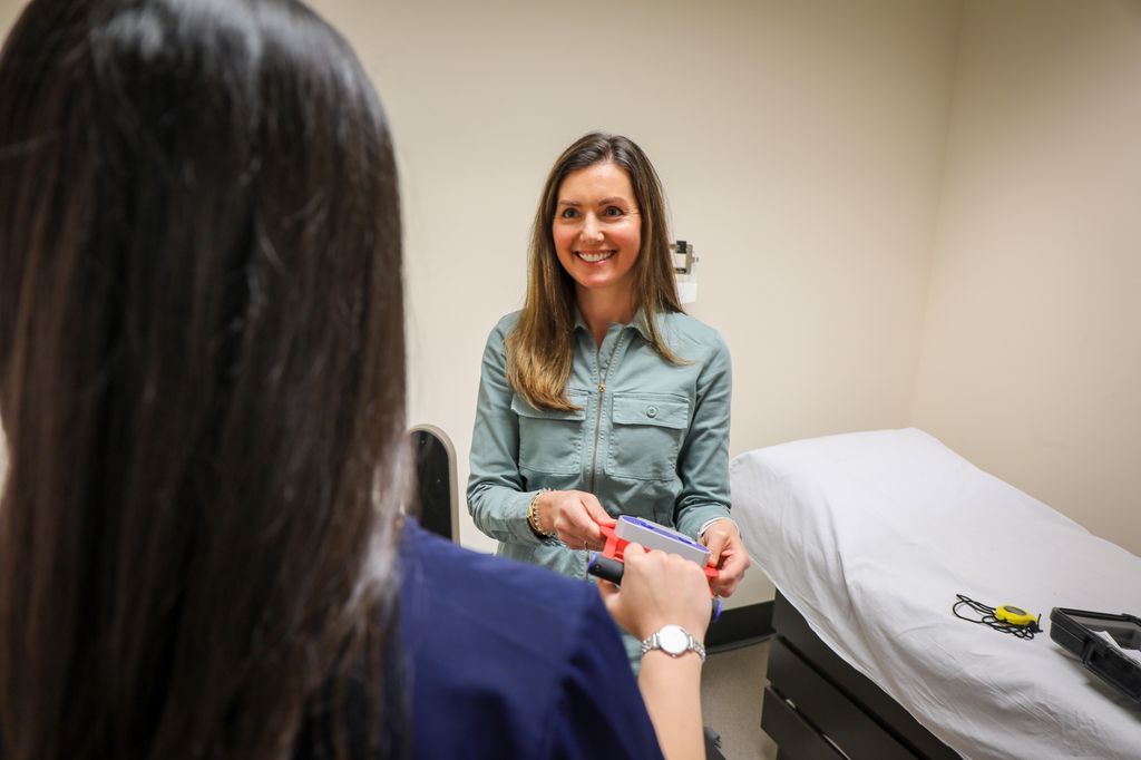 La enfermera científica Quin Denfeld, Ph.D., RN, FAHA, FAAN, FHFSA, de Oregon Health & Science University, investiga formas de mejorar la salud de pacientes con insuficiencia cardíaca. (OHSU/Christine Torres Hicks)