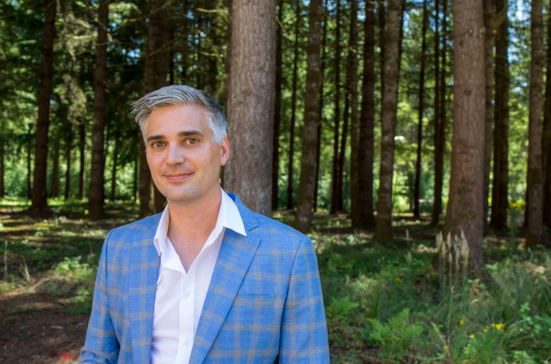 El investigador de Oregon Health & Science University Jonah Sacha, Ph.D., encabezó un estudio en primates no humanos para ayudar a entender cómo fue que cinco personas que recibieron trasplantes de células madre se curaron del VIH. Los hallazgos del estudio podrían acercar a los científicos al desarrollo de lo que esperan se convierta en una cura accesible a todos los pacientes del virus que causa el SIDA. (OHSU/Christine Torres Hicks)