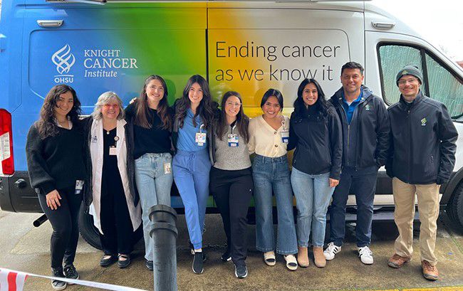 La furgoneta de extensión móvil de OHSU Knight Cancer Institutes entregó pruebas de detección de cáncer de piel y recursos gratuitos en una feria de salud comunitaria en Salem. Sancy Leachman, M.D., Ph.D., y miembros de la Asociación Latina de Estudiantes de Medicina y el Grupo de Interés de Estudiantes de Dermatología de OHSU proporcionaron información sobre prevención y exámenes de detección del cáncer de piel. Más de 200 personas asistieron al evento anual y recibieron información sobre los recursos de educación para la salud de la comunidad del instituto, el Proyecto Healthy Oregon y Start Seeing Melanoma. (OHSU)&nbsp;