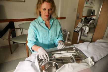 María Rodríguez, M.D., M.P.H., profesora de obstetricia y ginecología en la Escuela de Medicina de OHSU y directora del Centro para la Equidad en Salud Reproductiva de OHSU, dice que “el año pasado fue una realidad muy aterradora. Ahora estamos viendo las consecuencias muy reales que la decisión de Dobbs y todas las demás políticas destinadas a restringir la salud reproductiva están teniendo en las personas de todo el país”. (OHSU/Christine Torres Hicks)