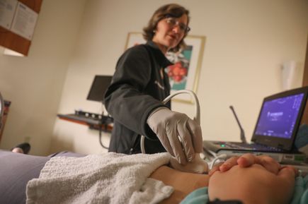 Alison Edelman, M.D., M.P.H., profesora de obstetricia y ginecología y directora de división de Planificación Familiar Compleja en la Facultad de Medicina de OHSU, realiza una ecografía en el Centro para la Salud de la Mujer de OHSU en Portland. (OHSU/Christine Torres Hicks)