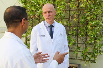 Médicos de quirófano híbrido
