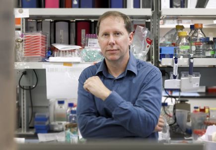 Mark Slifka en el laboratorio