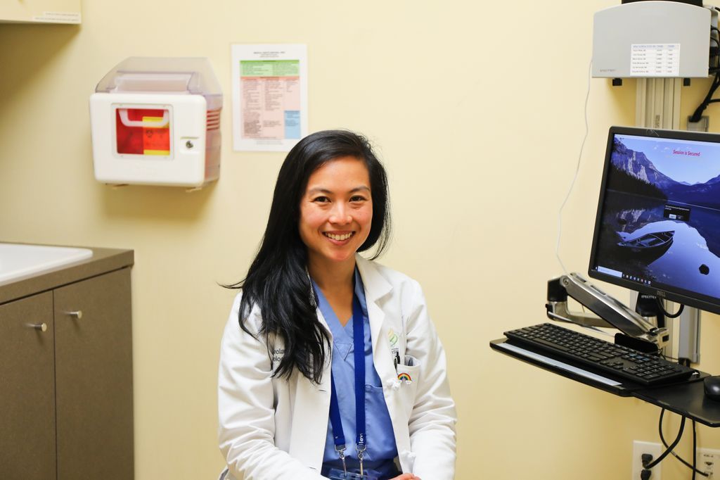 La Dra. Geolani Dy, cirujana-científica de Oregon Health & Science University, dirigirá un estudio multicéntrico para evaluar cómo los programas de apoyo entre pares pueden ayudar a los pacientes a prepararse para una cirugía de cambio de sexo conocida como vaginoplastia. (Christine Torres Hicks/OHSU)
