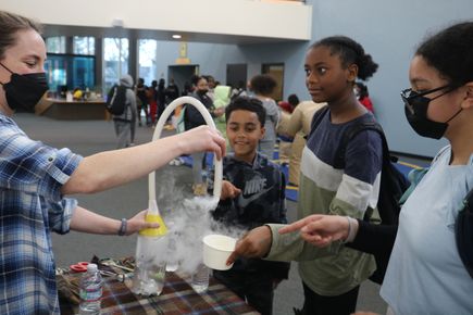Niños y niñas del programa extracurricular Self Enhancement, Inc. participan en un experimento de ciencias. “Lamentablemente, cuando se trata de hallazgos en el ámbito de la medicina, muchos de nosotros, que pertenecemos a la comunidad negra, somos los últimos en enterarnos. Con este aporte podremos compartir información importante con nuestra gente, y esto abre la posibilidad de salvar vidas y proteger a nuestras familias. Ese es el centro de la misión del SEI”, dijo Anthony Deloney, director de desarrollo. (cortesía de Self Enhancement Inc.)