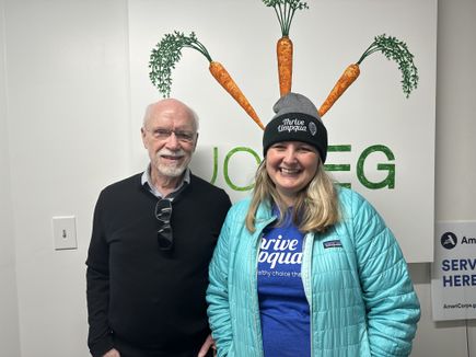 Jessica Hand, M.P.H., directora ejecutiva de Thrive Umpqua, a la derecha, sonríe con el director emérito del Instituto Moore de OHSU, Kent Thornburg, Ph.D., durante un evento de mayo de 2023 para lanzar oficialmente el condado de Douglas como centro regional de la Campaña de Nutrición de Oregón. La campaña estatal busca acabar con las enfermedades crónicas a través de la ciencia y los alimentos saludables. (OHSU)