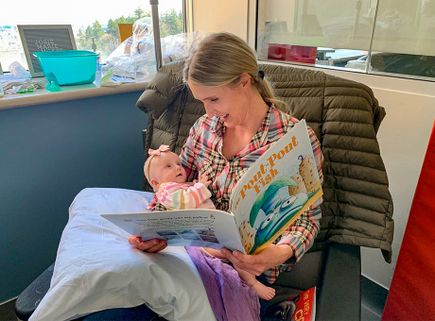 El programa de OHSU ofrece libros y alegría para los pacientes recién nacidos y sus familias 