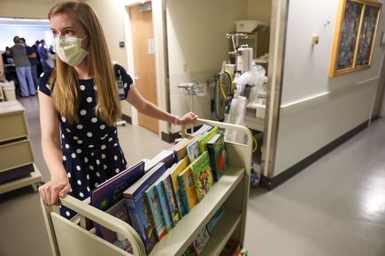 El programa de OHSU ofrece libros y alegría para los pacientes recién nacidos y sus familias 
