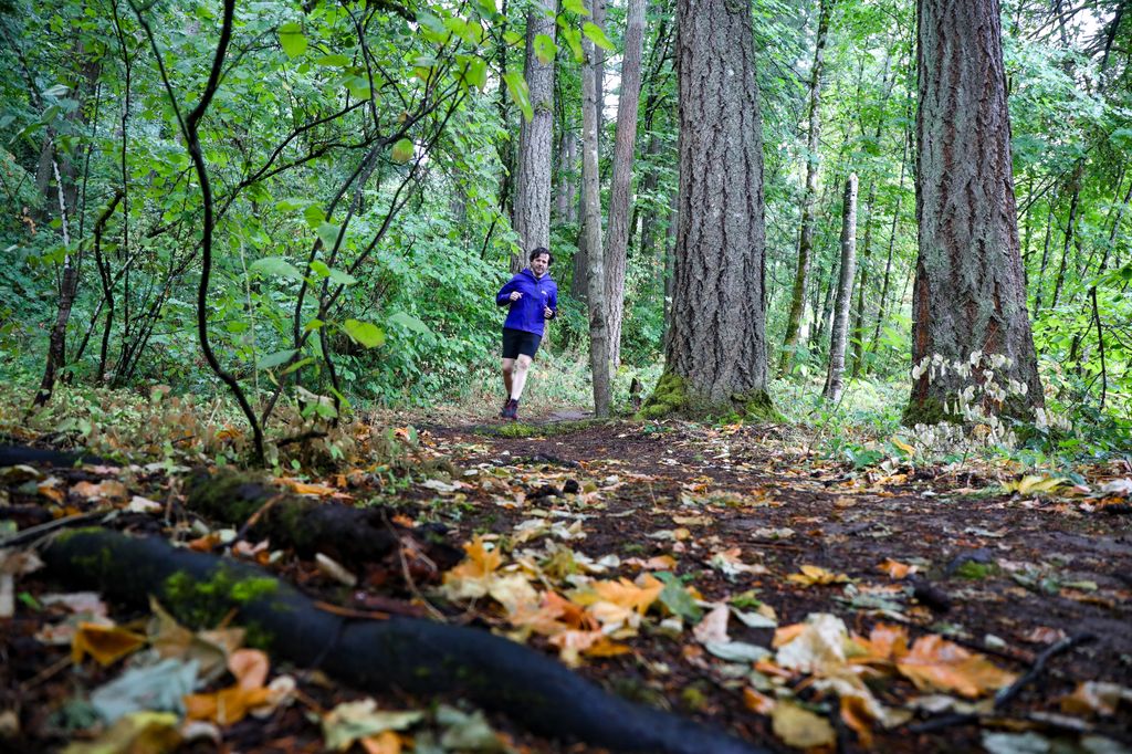 Thomas Proctor, paciente de OHSU, que recientemente recibió un amortiguador implantable, se alegra de seguir siendo una persona activa de 49 años. Algunos de sus senderos favoritos para correr se encuentran en el área de Aloha al oeste de Portland. (OHSU/Christine Torres Hicks)