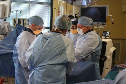 El equipo quirúrgico de la Universidad de Ciencias y Salud de Oregon lleva a cabo la primera aplicación comercial de un nuevo amortiguador implantable para tratar la osteoartritis en la rodilla el 28 de junio en el Centro de Salud y Curación de OHSU en el campus de South Waterfront. (OHSU/Pete Dahlgren)