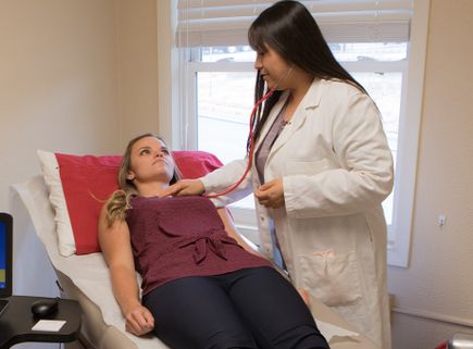Nuevas becas orientadas al crecimiento y la diversificación de la fuerza laboral del personal de enfermería con práctica médica en Oregón